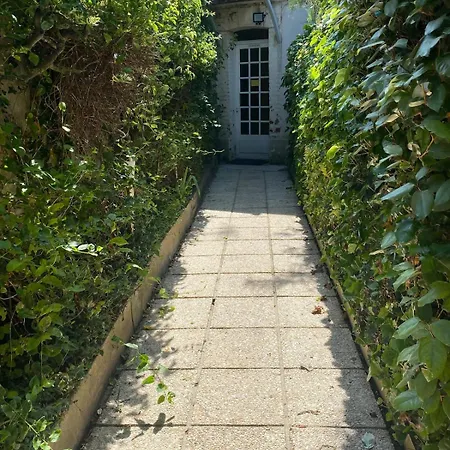 Rosebud Apartment *